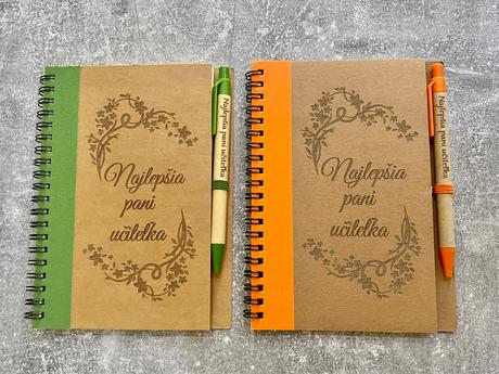 Zápisník +pero pre pani učiteľku,