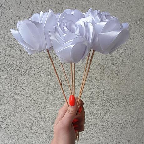 Saténové ružičky biele,