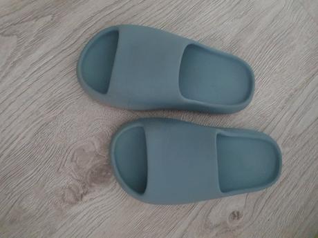 Dievčenské šľapky v super stave, 32