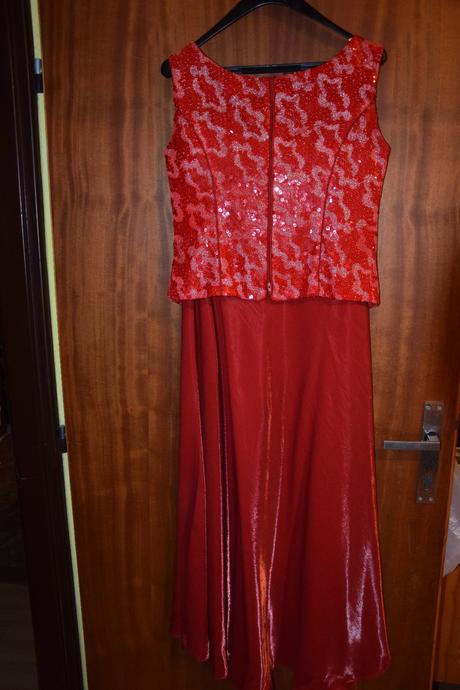 Červené šaty, 40
