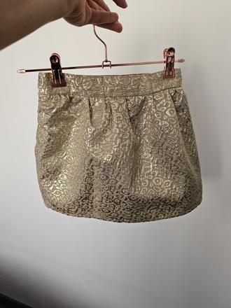 Zlatá brokátová sukňa, 110