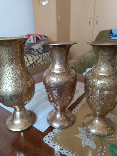 Retro mosadzné vázy a džbánik - gravírované, 4 ks, 