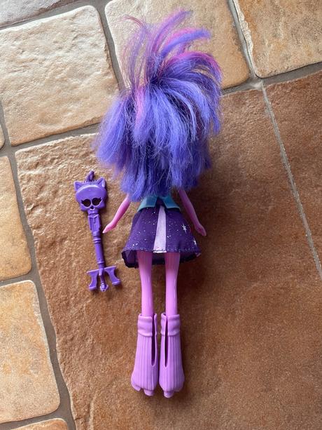 Babika fialove vlasy,