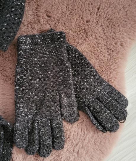 3 komplet čiapky, sálu a rukavic,