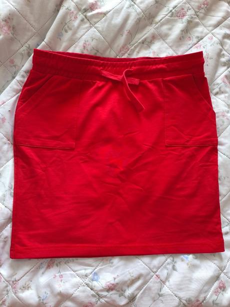 Červená sukňa, s