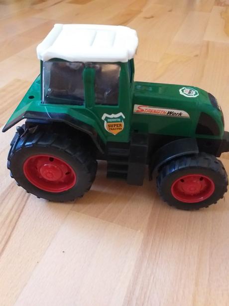 Mám na predaj traktor,