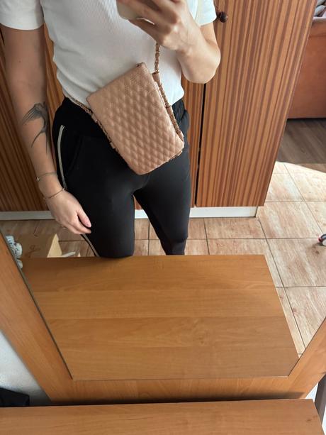 Ružova mala kabelka, 