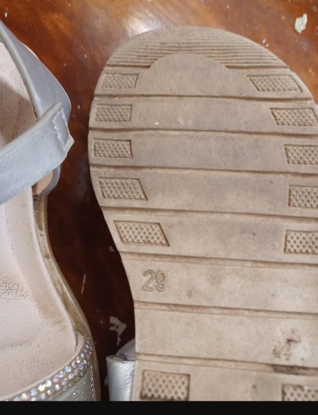 Strieborné sandálky, 29