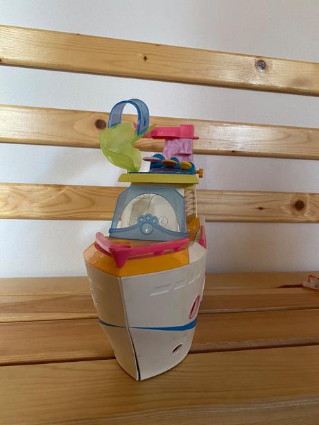 Loď ako domček pre pets shopakov, 