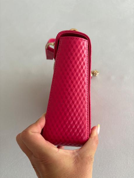 Kabelka farby magenta, 