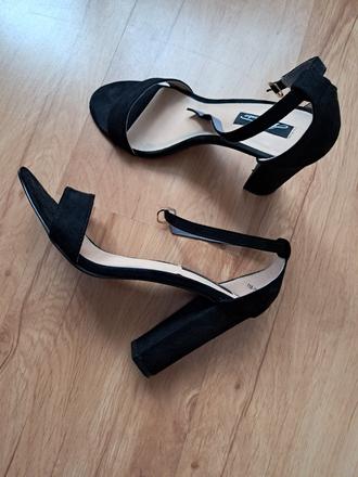Čierne sandálky na hrubom opätku, 38
