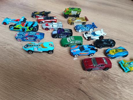 Male kovove auticka hotwheels,