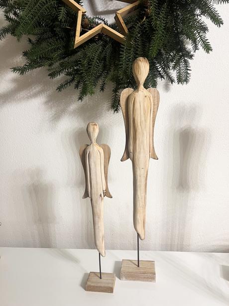 Drevený anjel na podstavci,