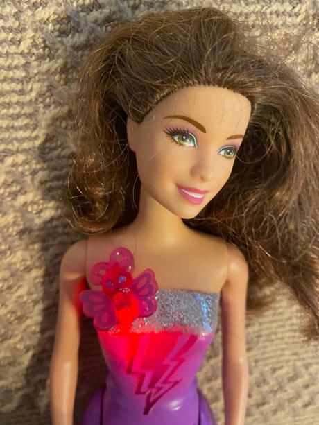 Krásna svietiaca barbie, vydávajúca zvuky bozku a,