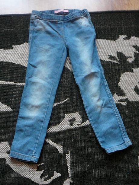 Dievcenske jeginsy, 110