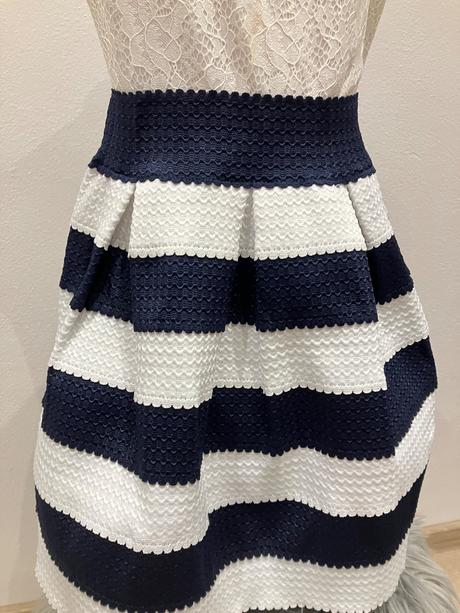 Dievčenské elegantné šaty pásikavé (122-128), 122 / 128