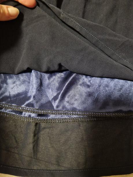 Šaty s perličkami, s