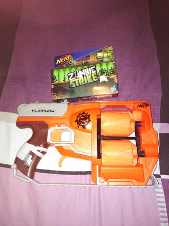 Nerf zbraň s nábojmi,