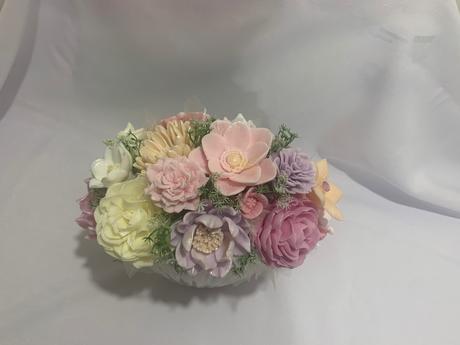 Mydlova kytica vo váze z mušle, 