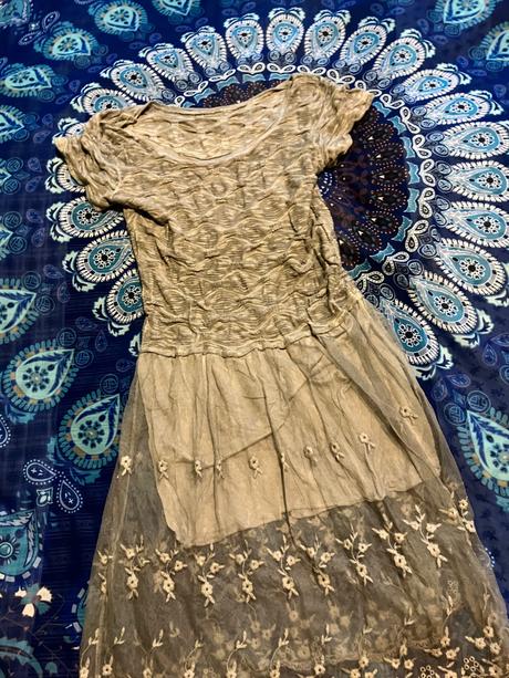 Bledohnede jemné šaty, s