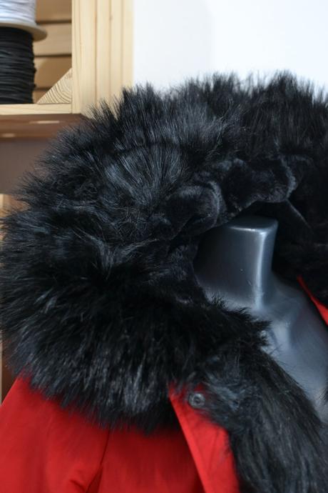 Červená zimná bunda s čiernou kožušinou l, l