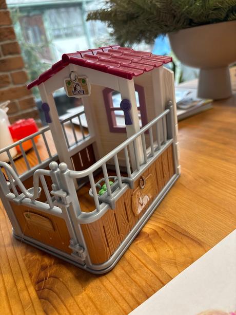 Schleich stajňa s koňom,