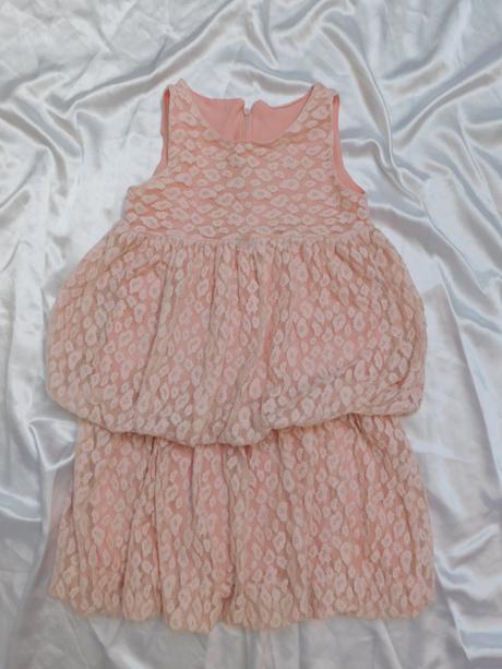 Velmi pekne čipkovane šaty, 110