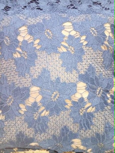 Krajkové podšité  puzdrové šaty, 52