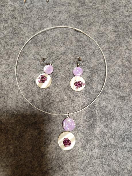 Hand made nahrdelnik s nausnicami bielo fialove, 