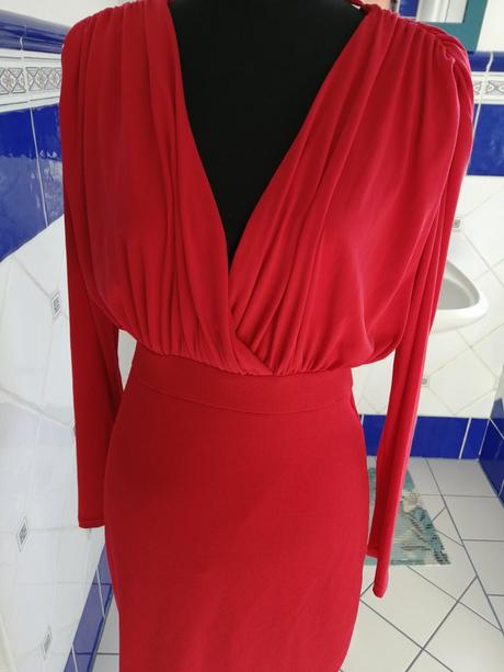 Luxusné zaujímavé saty, s