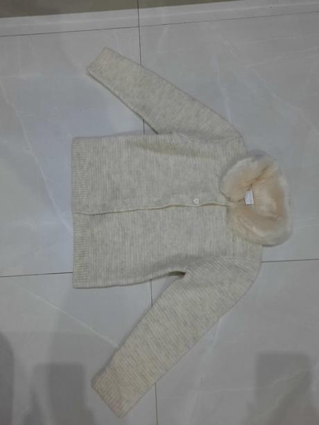 Krasny svetrík s chlpatym golierom, f&f,122