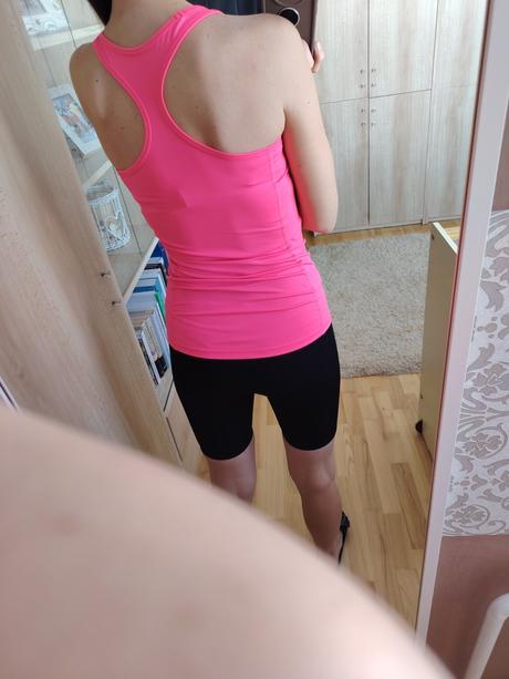 Neónovo ružové a čierne tielko na šport, puma,s