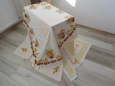 Veľkonočný obrus-kuriatka-140 x 131 cm,, 