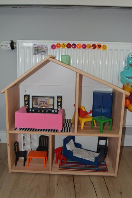 Drevený domček pre bábiky/nást.polica sozariadením,