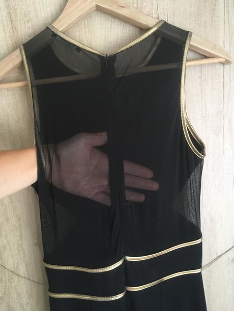 Šaty so zlatými pruhmi v.m, m