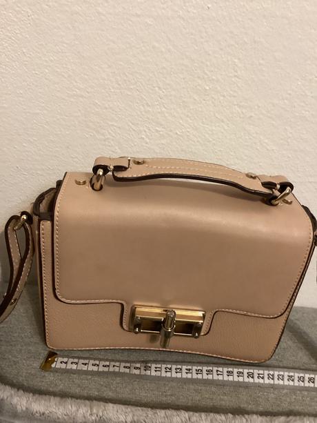 Kabelka s kovovým prvkom, 