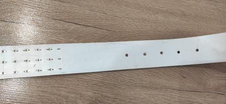 Biely vybíjaný opasok, 