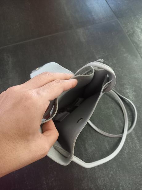 Mala seda kabelka zo srnkou, 