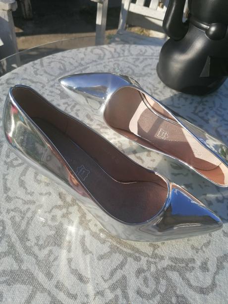 Lesklé lodičky, 40