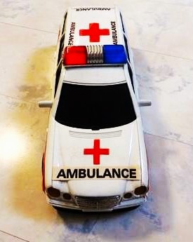 Staré velké auto ambulancia,