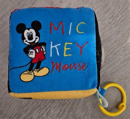 Plyšová závesná hrkálka (kocka) mickey mouse, 