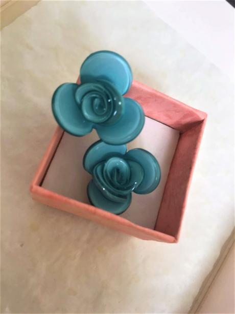 Výrazné náušnice,