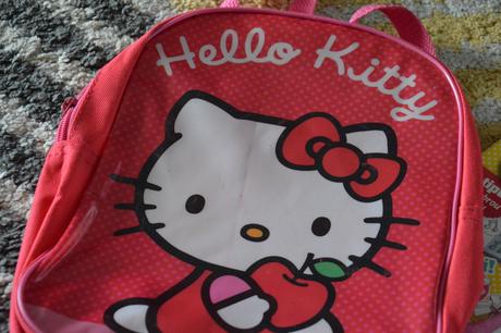 Ruksačik hello kitty, vymalovánky, časopis,