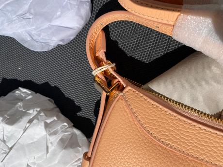 Kožená kabelka coccinelle hobo tvar, coccinelle