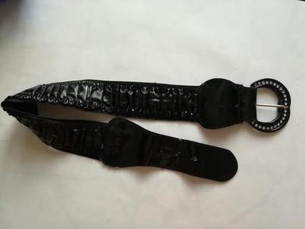 Čierny opasok lesklý,