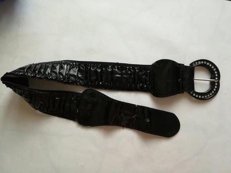 Čierny opasok lesklý, 