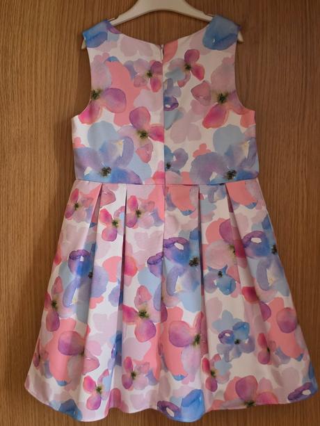 Šaty s čelenkou, 116