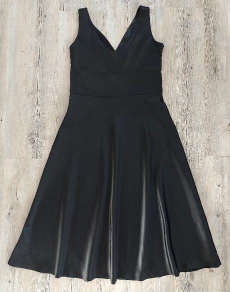 Čierne elegantné šaty, 36