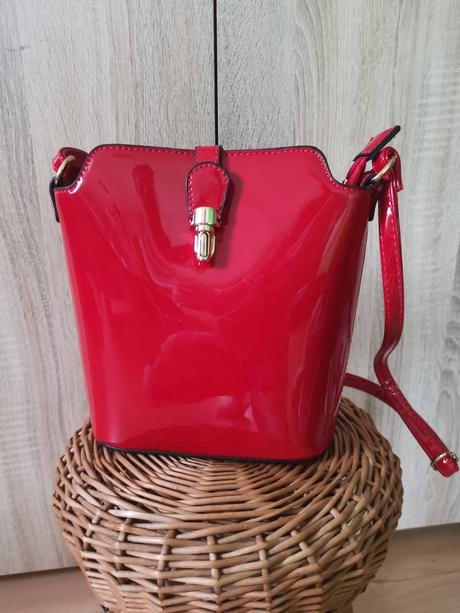 Kabelka červená,