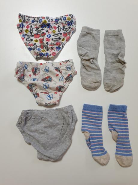 3 slipy a 2 páry ponožiek, 104–116